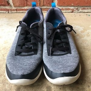 Women’s lightweight CROCS tennis shoes.